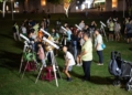▲嘉義市政府舉辦天文觀月吸引許多大、小市民朋友一銅享受天文科學樂趣。(圖/嘉義市政府提供)