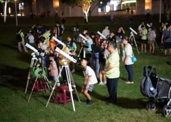 ▲嘉義市政府舉辦天文觀月吸引許多大、小市民朋友一銅享受天文科學樂趣。(圖/嘉義市政府提供)