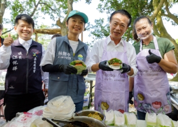 ▲縣長翁章梁親手製作刈包，並向遊客熱情推薦水上仙草。(圖/嘉義縣政府提供)