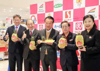 ▲嘉義蜜甘味鳳梨在日本山口縣ARUK超市開賣。（圖/嘉義縣政府提供）