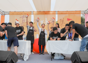 ▲縣長翁章梁與藝人阿布共同為「青年鬥陣挑戰賽」鳴笛起跑。（圖/嘉義縣政府提供）