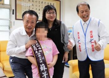 ▲竹崎國小蘇芊瑜獲抗癌圓夢助學金，縣長翁章梁和周大觀文教基金會創辦人周進華專程到校鼓勵她。(圖/嘉義縣政府提供)