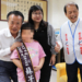 ▲竹崎國小蘇芊瑜獲抗癌圓夢助學金，縣長翁章梁和周大觀文教基金會創辦人周進華專程到校鼓勵她。(圖/嘉義縣政府提供)
