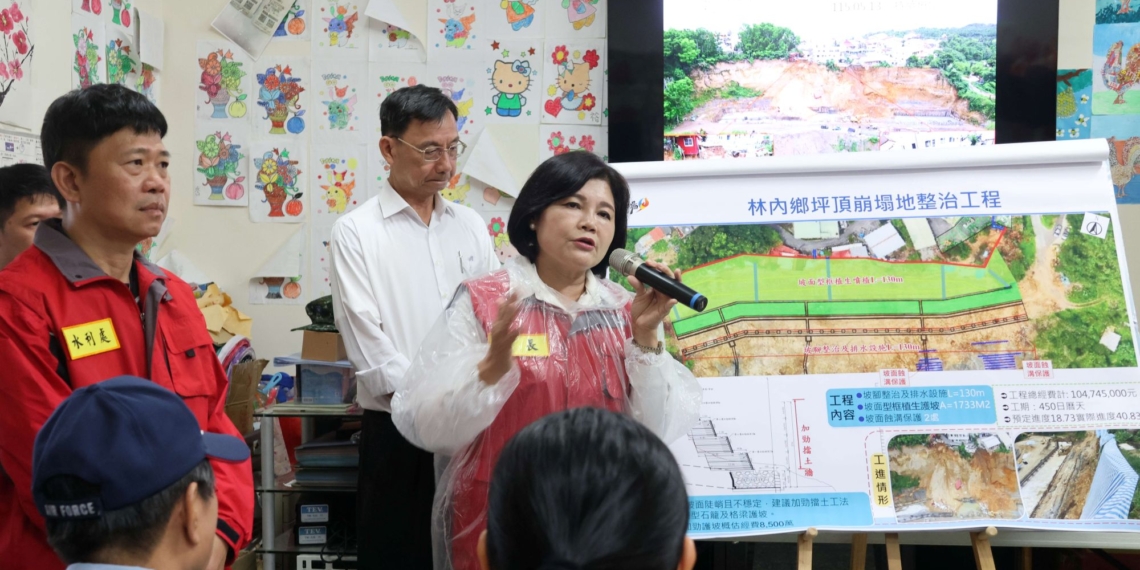 ▲縣長張麗善在水利處長許宏博與地方民意代表陪同下，親自向鄉親與媒體說明「林內鄉坪頂崩塌地整治工程」的工區現況與加勁護坡規劃藍圖。（圖/雲林縣政府提供）