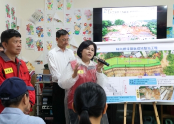 ▲縣長張麗善在水利處長許宏博與地方民意代表陪同下，親自向鄉親與媒體說明「林內鄉坪頂崩塌地整治工程」的工區現況與加勁護坡規劃藍圖。（圖/雲林縣政府提供）