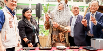 ▲縣長翁章梁化身神農氏，宣傳中藥本草文化節。(圖/嘉義縣政府提供)