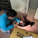 ▲嘉義縣家畜疾病防治所人員至民眾通報處訪查，發現奄奄一息的犬隻。（圖/嘉義縣政府提供）