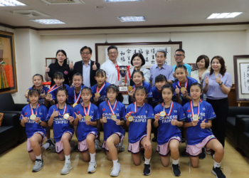 ▲鎮南國小女籃隊以6戰全勝拿下「2024 TARO CUP U12國際邀請賽」冠軍盃。(圖/雲林縣政府提供)