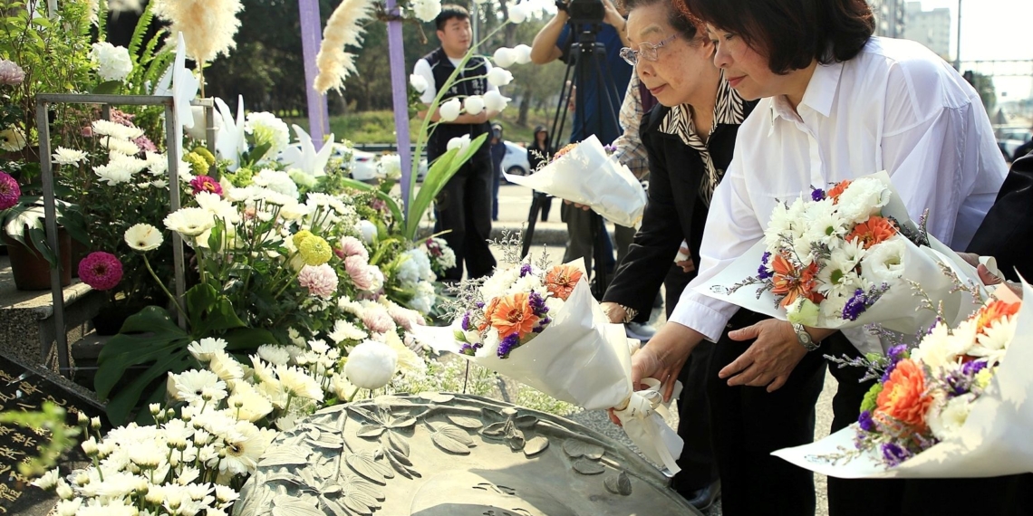 ▲市長黃敏惠以鮮花向受難者致上無盡追思。(圖/嘉義市政府提供)