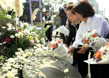 ▲市長黃敏惠以鮮花向受難者致上無盡追思。(圖/嘉義市政府提供)