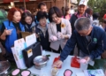 ▲縣長張麗善等人在場體驗紅龜粿製作。(圖/雲林縣政府提供)