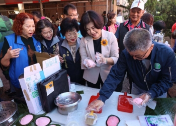 ▲縣長張麗善等人在場體驗紅龜粿製作。(圖/雲林縣政府提供)