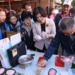 ▲縣長張麗善等人在場體驗紅龜粿製作。(圖/雲林縣政府提供)