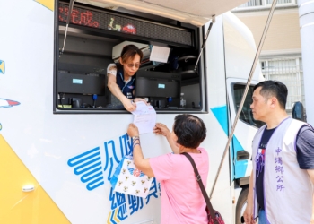 ▲嘉義監理站深入社區，提供「高齡駕駛換照一站式服務」。（圖/嘉義縣政府提供）