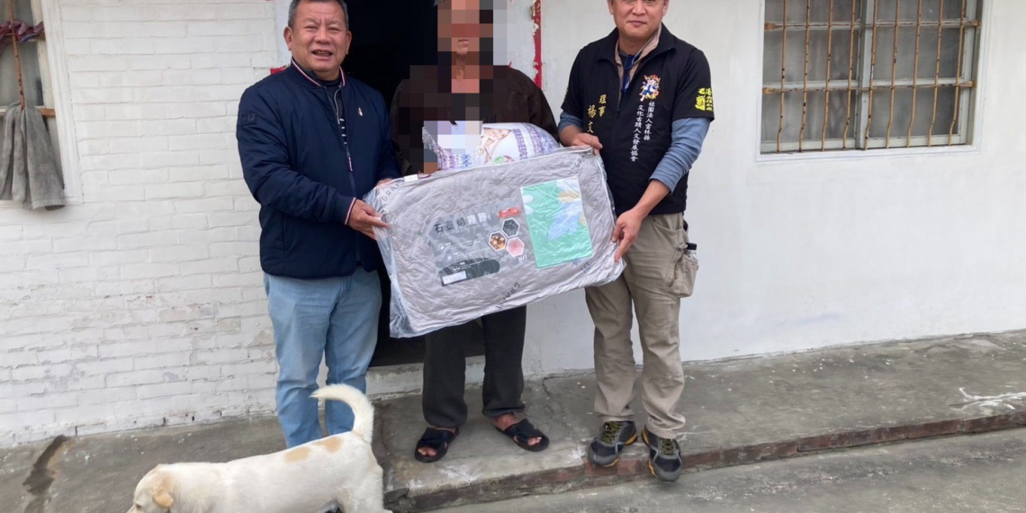 ▲ 社團法人雲林縣文化古蹟人文發展協會志工將保暖棉被親送至邊緣戶家庭，實際行動為弱勢族群送上寒冬溫暖。(圖/社團法人雲林縣文化古蹟人文發展協會提供)