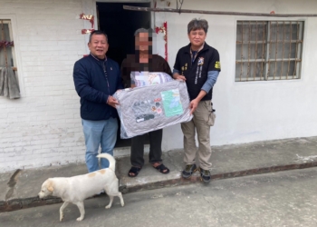 ▲ 社團法人雲林縣文化古蹟人文發展協會志工將保暖棉被親送至邊緣戶家庭，實際行動為弱勢族群送上寒冬溫暖。(圖/社團法人雲林縣文化古蹟人文發展協會提供)