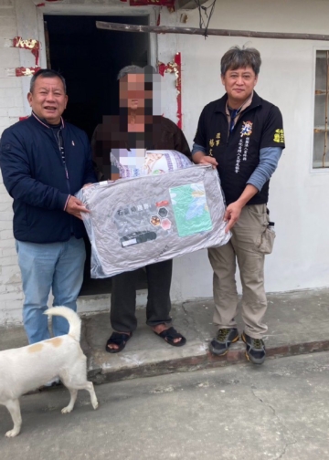 ▲ 社團法人雲林縣文化古蹟人文發展協會志工將保暖棉被親送至邊緣戶家庭，實際行動為弱勢族群送上寒冬溫暖。(圖/社團法人雲林縣文化古蹟人文發展協會提供)
