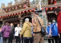 ▲大年初一，張麗善縣長前往褒忠馬鳴山鎮安宮發放龍年新春福袋。(圖/雲林縣政府提供)
