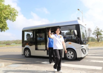 ▲縣長張麗善體驗自動車。(圖/雲林縣政府提供)