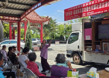 ▲「老人行動車」深入嘉義縣各鄉鎮市，宛如會走的關懷站。（圖/嘉義縣政府提供）