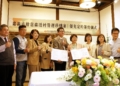 ▲為嘉義市帶來可觀旅遊熱潮的檜意森活村於今日在多位貴賓更同見證下，成功完成優先定約簽約儀式。(圖/嘉義市政府提供)