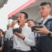 ▲縣長翁章梁與義竹鄉長黃政傑大啖桑葚，直呼好吃。(圖/嘉義縣政府提供)