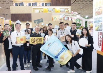 ▲市長黃敏惠(中)攜手15家嘉市好店業者於「2024台北國際食品展」中吸引目光。(圖/嘉義市政府提供)