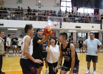 ▲擔任賽事嘉賓的職籃球員高錦瑋與黃敏惠市長一同為賽事開球。(圖/嘉義市政府提供)