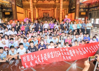 ▲溪口天臺殿頒獎學金鼓勵優秀學子。（圖/嘉義縣政府提供）