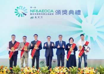 ▲曾志華老師(左一)與個人組其他得獎者，開心站上典禮舞台接受行政院長卓榮泰(中)頒獎。（圖/嘉義市政府提供）