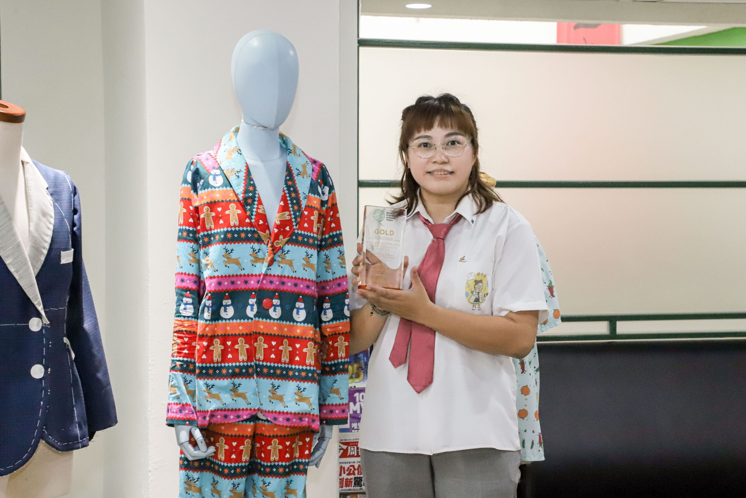 ▲嘉義青創品牌「連衣連文創工作室」負責人陳詩婷於世界洋服大賽勇奪青年組金牌,展現國際級裁縫實力。(圖/嘉義縣政府提供)