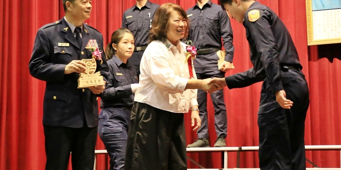 ▲嘉義市長黃敏惠親自表揚績優警民力，感謝扮演守護社會安定重要角色。(圖/嘉義市政府提供)