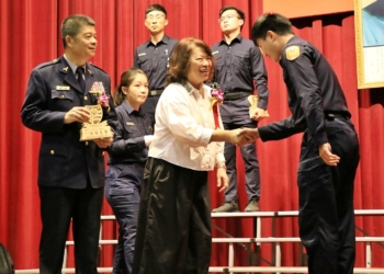 ▲嘉義市長黃敏惠親自表揚績優警民力,感謝扮演守護社會安定重要角色。(圖/嘉義市政府提供)