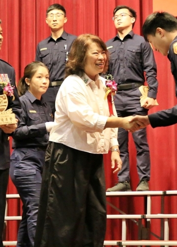▲嘉義市長黃敏惠親自表揚績優警民力，感謝扮演守護社會安定重要角色。(圖/嘉義市政府提供)