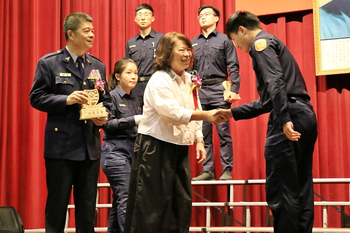▲嘉義市長黃敏惠親自表揚績優警民力,感謝扮演守護社會安定重要角色。(圖/嘉義市政府提供)