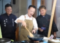 ▲縣長翁章梁現場挑戰「香煎虱目魚肚」，為布袋海味嘉年華宣傳造勢。（圖/嘉義縣政府提供）