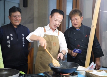 ▲縣長翁章梁現場挑戰「香煎虱目魚肚」，為布袋海味嘉年華宣傳造勢。（圖/嘉義縣政府提供）