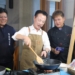 ▲縣長翁章梁現場挑戰「香煎虱目魚肚」，為布袋海味嘉年華宣傳造勢。（圖/嘉義縣政府提供）
