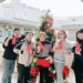 ▲僑平國小教師Amy Burton開心完成聖誕樹改造，為校園提早增添喜氣洋洋的過年氛圍。(圖/嘉義市政府提供)