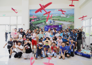 ▲嘉義縣在暑假舉辦無人機體驗營隊，大受小朋友歡迎。(圖/嘉義縣政府提供)