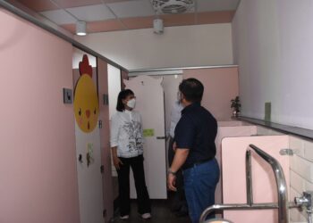 ▲副縣長謝淑亞視察雲林國小校園環境與廁所。(圖/雲林縣政府提供)