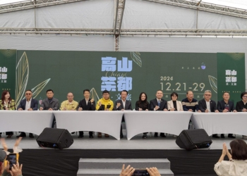 ▲縣長翁章梁帶領十家旅行業者簽署MOU，推廣嘉義茶文旅。(圖/嘉義縣政府提供)