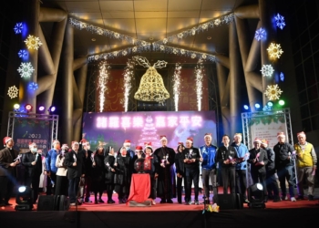 ▲嘉義市2023平安夜踩街報佳音活動在市長黃敏惠和天主教嘉義教區主教浦英雄、基督教長老教會嘉義中會議長黃世偉等各宗教領袖見證下，熱鬧開場。(圖/嘉義市政府提供)