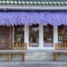 ▲「茶壺咖啡語茶莊園」永不凋謝的粉紫花串從屋簷洩下，浪漫氛圍拉滿。（圖/嘉義縣政府提供）