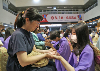 ▲青年們在「始加禮」儀式中依序向家長奉茶、擦護手霜，溫馨氣氛令家長們倍感窩心。(圖/嘉義市政府提供)