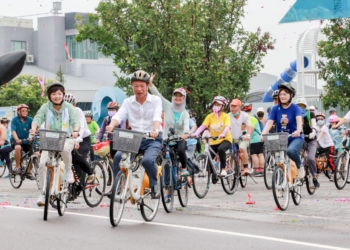 ▲縣長翁章梁騎上自行車領頭出發，為活動揭開序幕。(圖/嘉義縣政府提供)