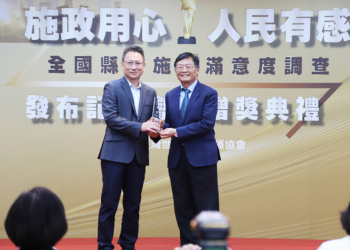 ▲副縣長劉培東(右)代表縣長翁章梁接受榮耀。(圖/嘉義縣政府提供)
