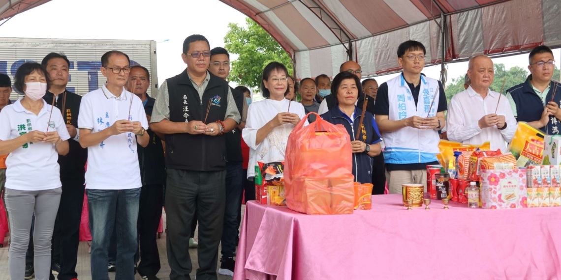 ▲副縣長謝淑亞率領縣府團隊與地方民代持香祈福，祈求莿桐人行安全工程順利推動。（圖/雲林縣政府提供）