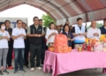 ▲副縣長謝淑亞率領縣府團隊與地方民代持香祈福，祈求莿桐人行安全工程順利推動。（圖/雲林縣政府提供）