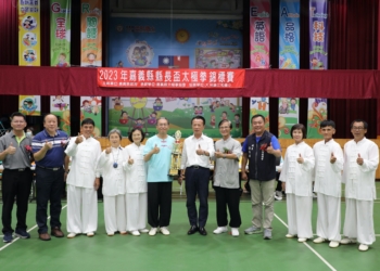 ▲縣長盃太極拳錦標賽優勝選手，獲縣長翁章梁頒獎表揚。(圖/嘉義縣政府提供)